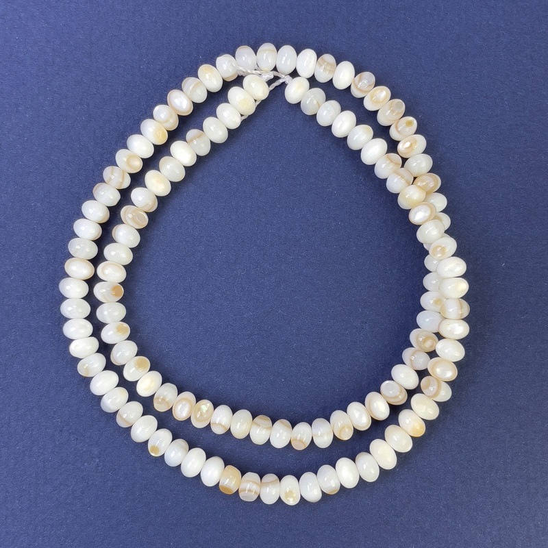 Koraliki z naturalnej masy perłowej w kształcie rondeli 5×3 mm na nitce, długość 39 mm+