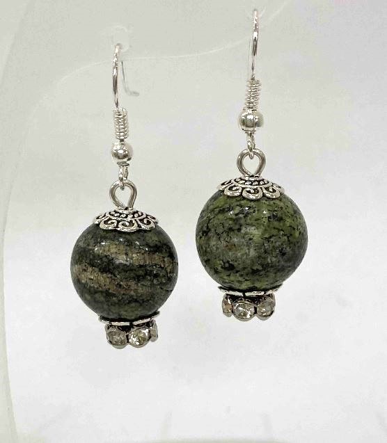 Kolczyki z serpentynu — gładka kulka, średnica 14 mm, długość 38 mm