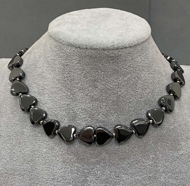 Choker z hematitu w kształcie serca, średnica 12 mm ±, z metalowymi wstawkami 3 mm ± i zapięciem Tolg, długość 38 cm ±, przedłużany łańcuszek