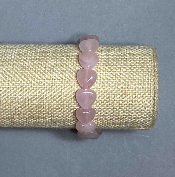 Bransoletka z różowego kwarcu w kształcie serca, średnica około 12x12 mm, długość 18 cm +/- elastyczna