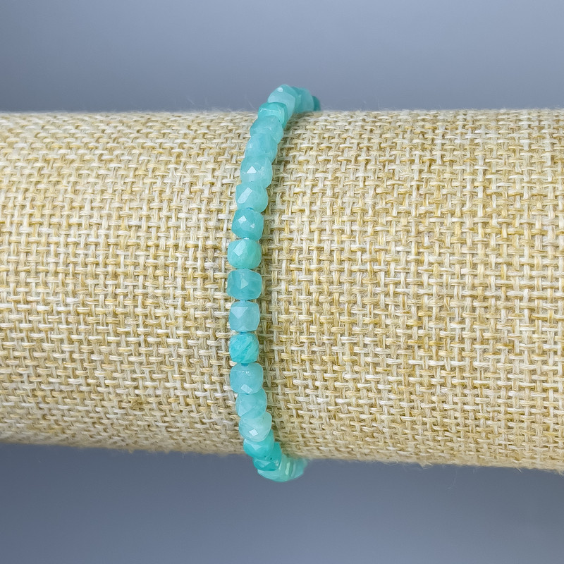Bransoletka z amazonitu w wypolerowanych sześcianach, średnica 4 mm ±, długość 18 cm ±, elastyczna