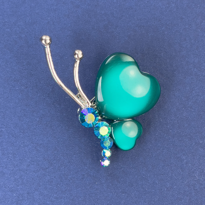 Broszka Motyl, średnica 34×21 mm, intensywnie zielone kocie oko, srebrzysty metal, strassowe kryształy