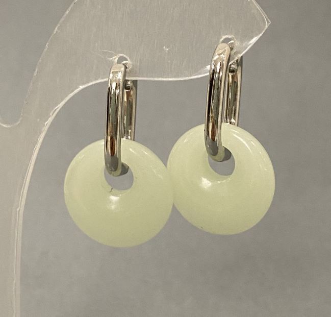 Kolczyki z onyksu w kształcie torusa, średnica 18 mm ±, długość 30 mm ±, metal srebrzysty