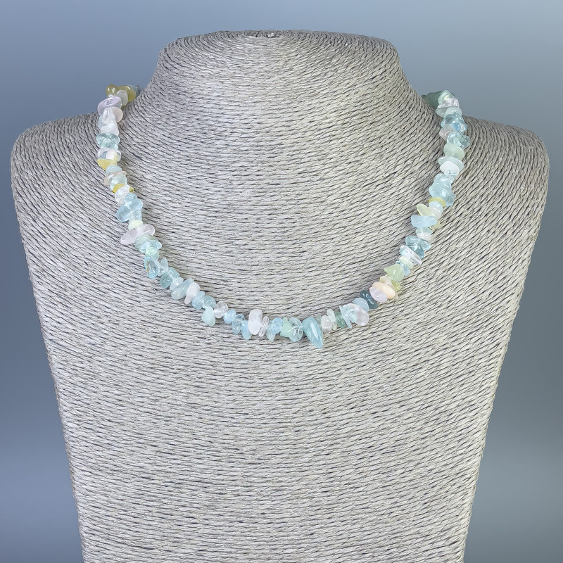 Naszyjnik z morganitu – drobinki, średnica 4–12×2–4 mm, długość 45 cm, z zapięciem