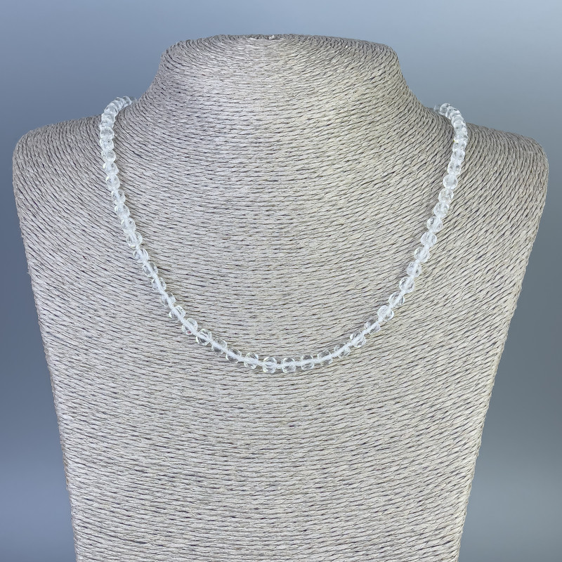 Naszyjnik z górskiego kryształu, fasetowany sześcian 4,5×4,5 mm, długość około 50 cm, z zapięciem