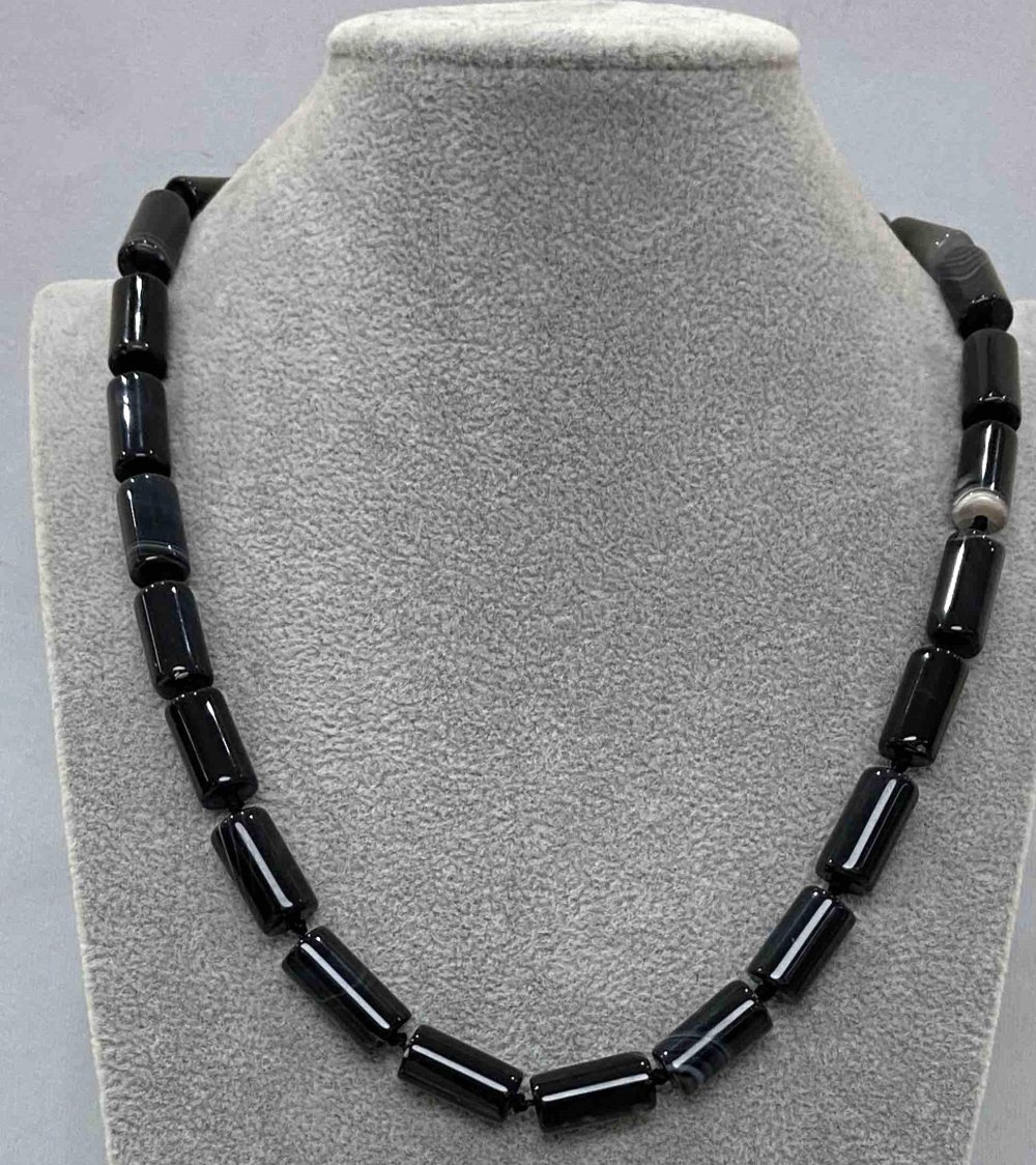 Naszyjnik z agatu w formie gładkich cylindrów, o średnicy 15×8 mm, długość około 45 cm z metalowym zapięciem