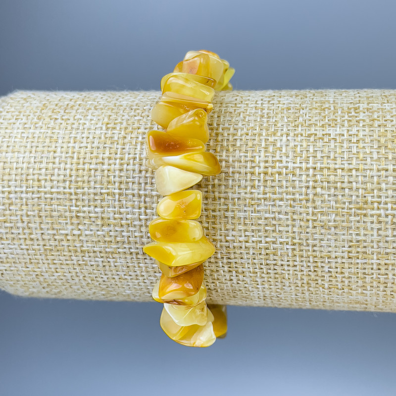 Bransoletka z bursztynowych drobin, średnica 10–16×4–7 mm, długość 18 cm, elastyczna