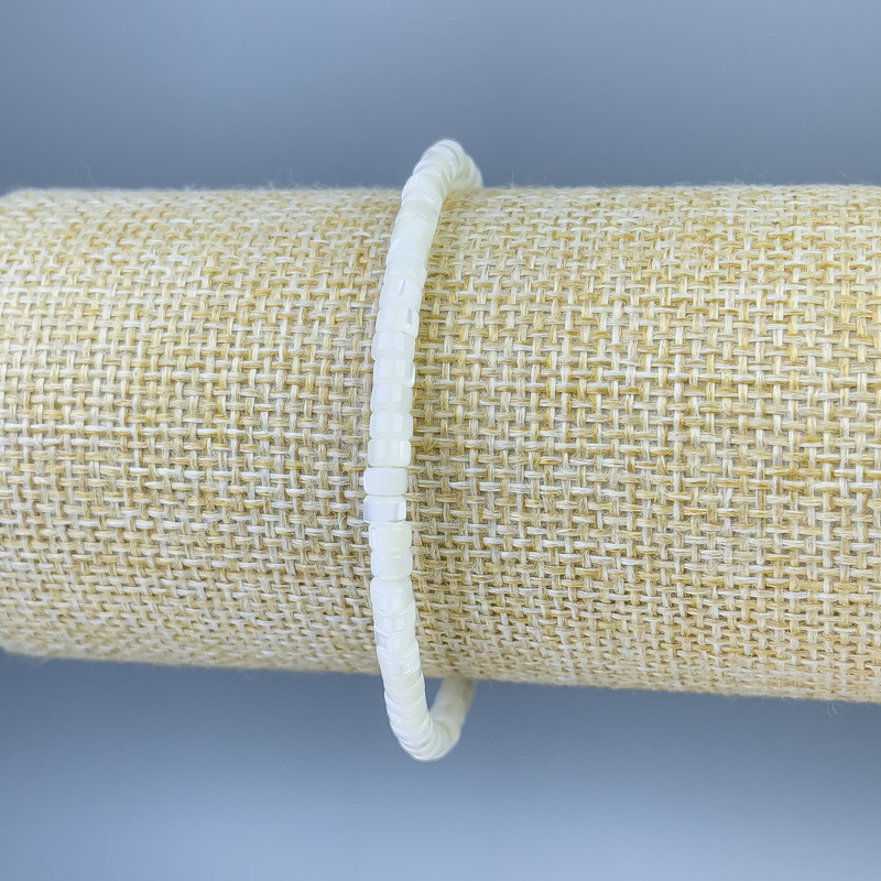 Bransoletka z masy perłowej w kształcie rondeli, średnica 4×2 mm, długość 18 cm, elastyczna