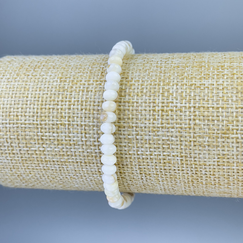 Bransoletka z masy perłowej w formie rondeli, średnica 5×3 mm, długość 18 cm, elastyczna