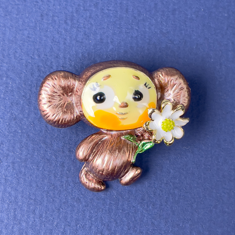 Broszka Cheburashka — brązowa, żółta i biała emalia, metal złocisty, 28×31 mm+