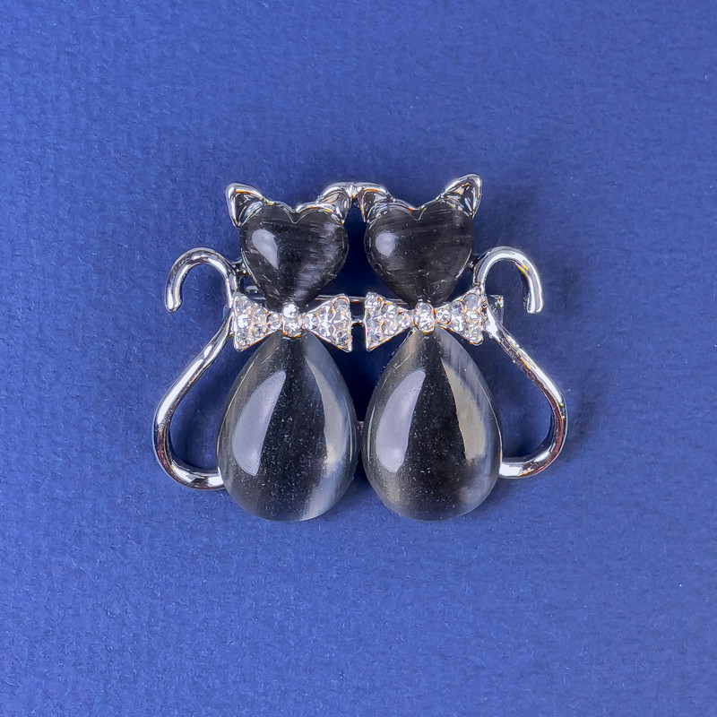 Broszka z motywem kota, ciemnoszare kocie oko, białe cyrkonie, metal srebrzysty, średnica 31×38 mm +