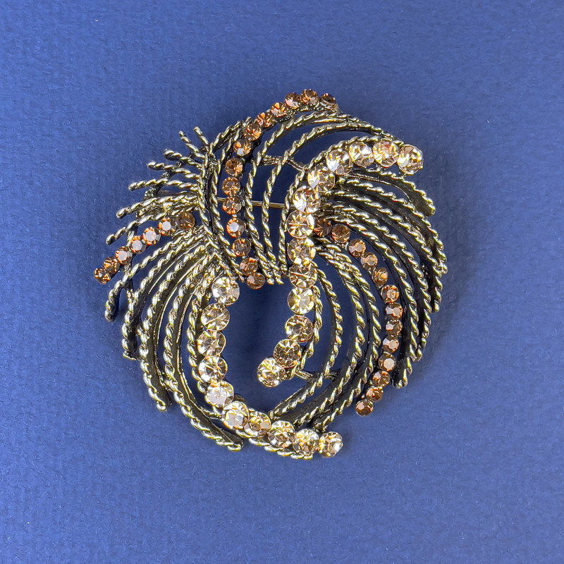 Broszka Akcent – jasnobrązowe i brązowe kryształy, kolor brązowo-złoty metal, średnica 50 mm +