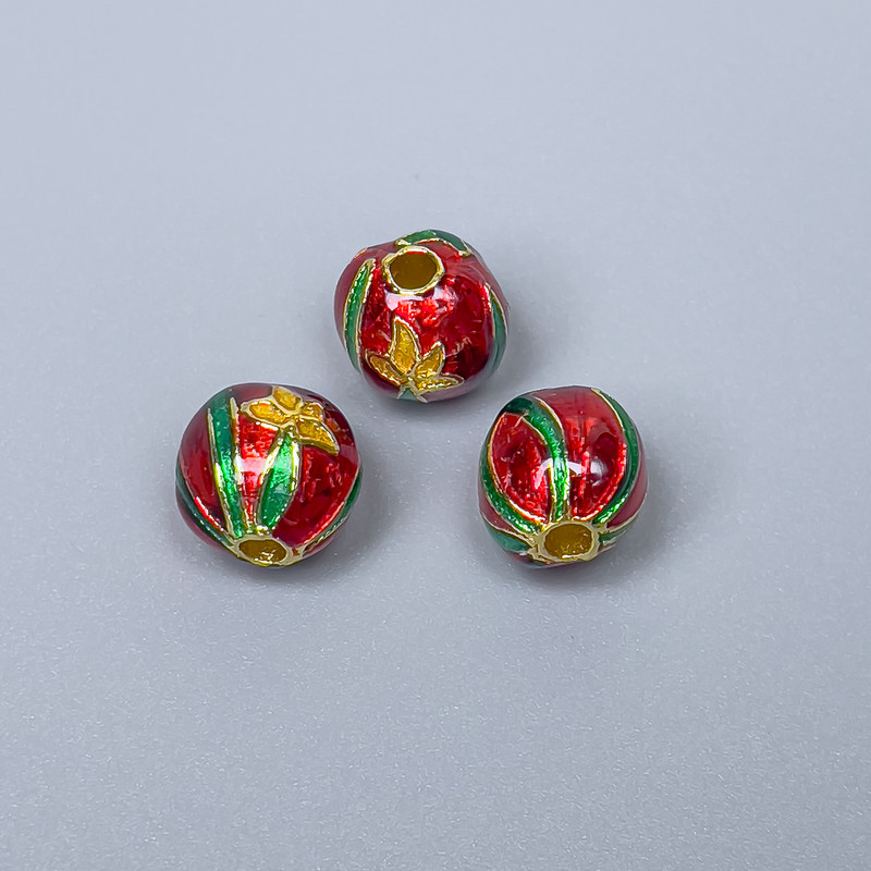 Koralik Cloisonné czerwony, zielony i żółty, emalia, średnica 9×9,5 mm, otwór około 2,1 mm, kolor metalu złoty, 1 szt.