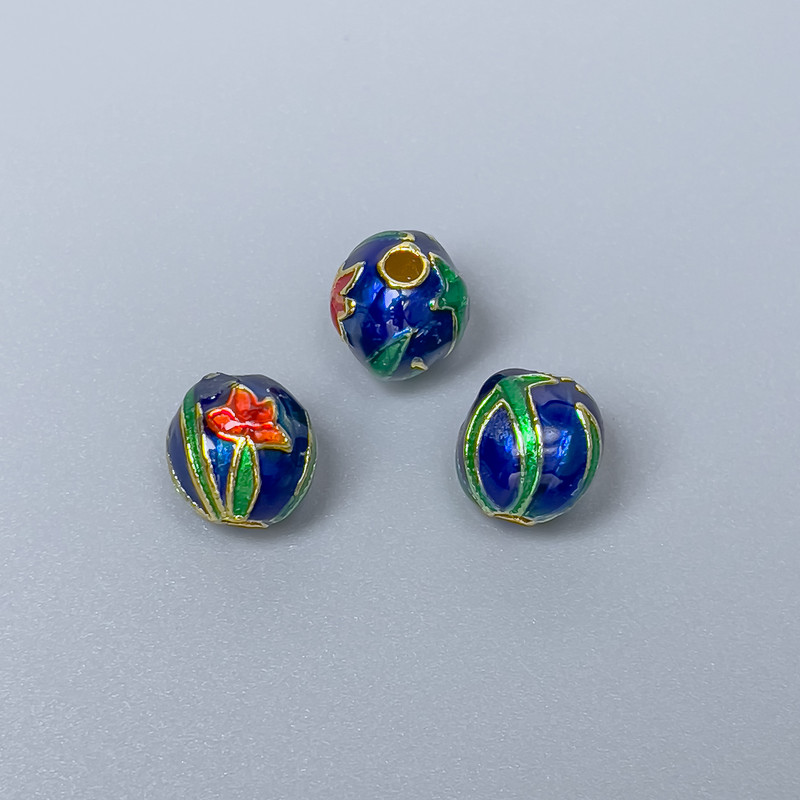 Koralik Cloisonné z emalią: niebieski, czerwony, zielony; średnica 9×9,5 mm; otwór 2,1 mm; kolor metalu: złoty; 1 szt.