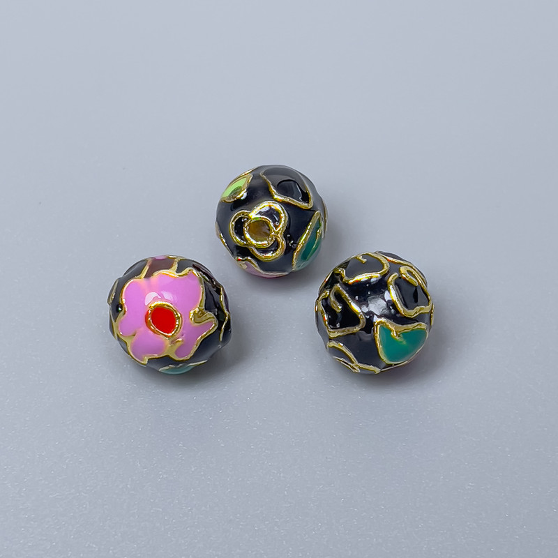 Koralik Cloisonné czarny, fioletowy i zielony z emalią, średnica 10 mm, otwór 2 mm, złoty kolor metalu, 1 szt.