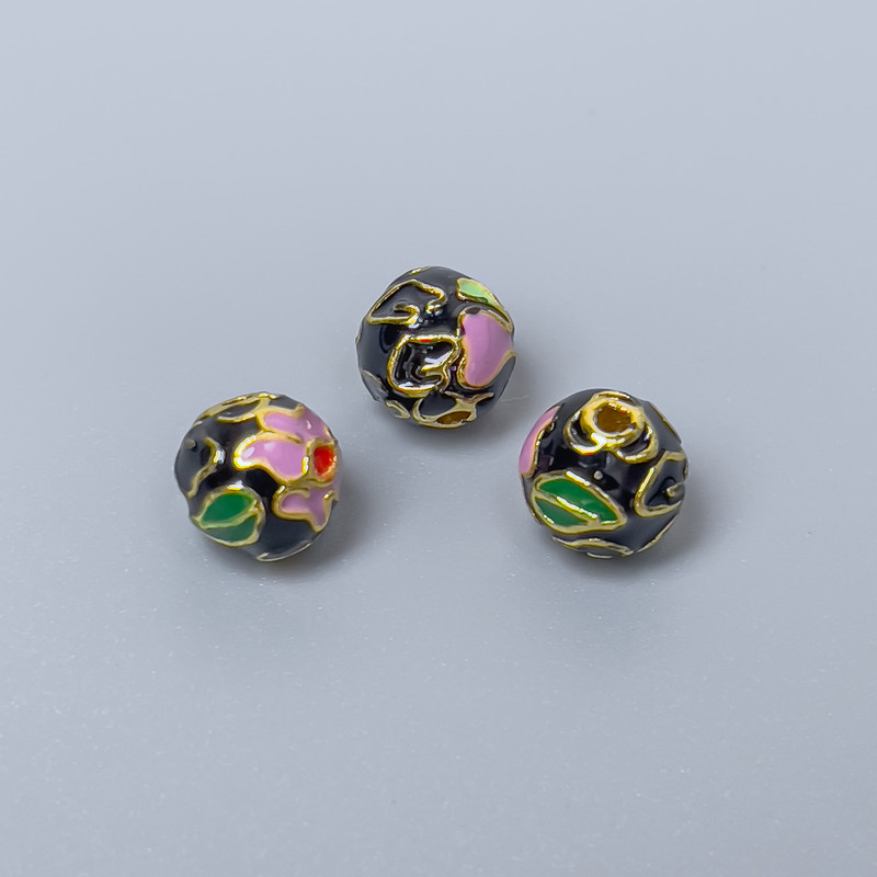 Koralik cloisonné czarny z fioletową i zieloną emalią, średnica 8 mm, otwór 1,5 mm, złoty kolor metalu, 1 szt.