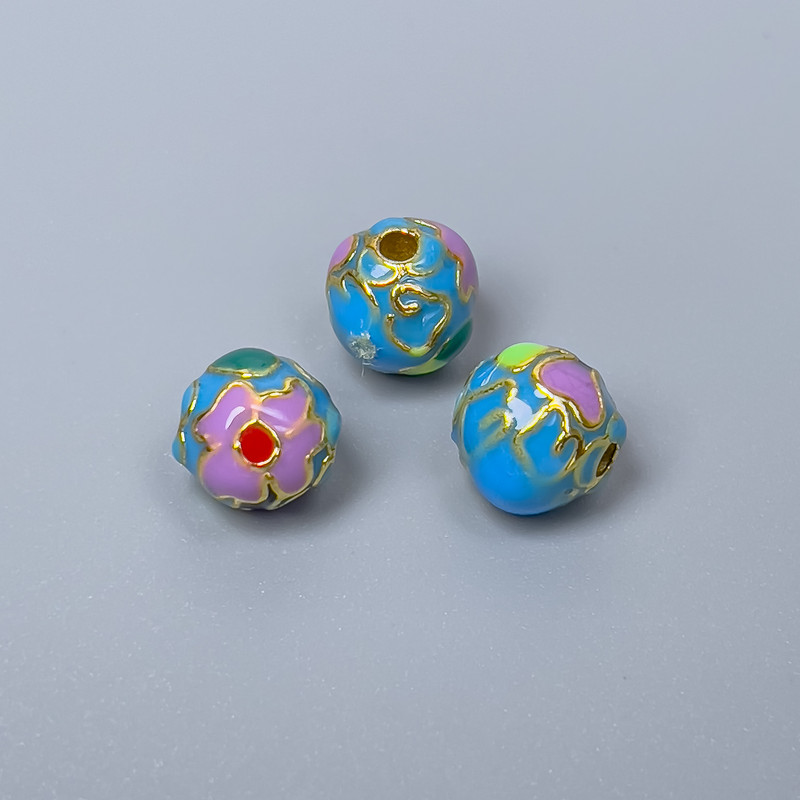 Koralik Cloisonné z emaliami w kolorach: fioletowy, błękitny, zielony, czerwony, średnica 8 mm, otwór 1,5 mm, złoty kolor metalu, 1 szt.