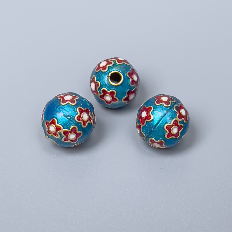Koralik cloisonné, jasnoniebieska i czerwona emalia, średnica 10 mm ±, otwór 2 mm, kolor metalu złoty, 1 sztuka