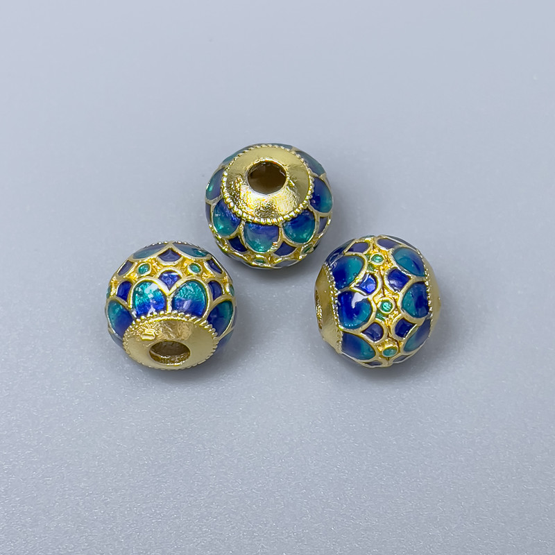 Koralik Cloisonné niebiesko-turkusowy z emalią, średnica 10×9 mm ± otwór 3 mm, złocisty kolor metalu, 1 szt.