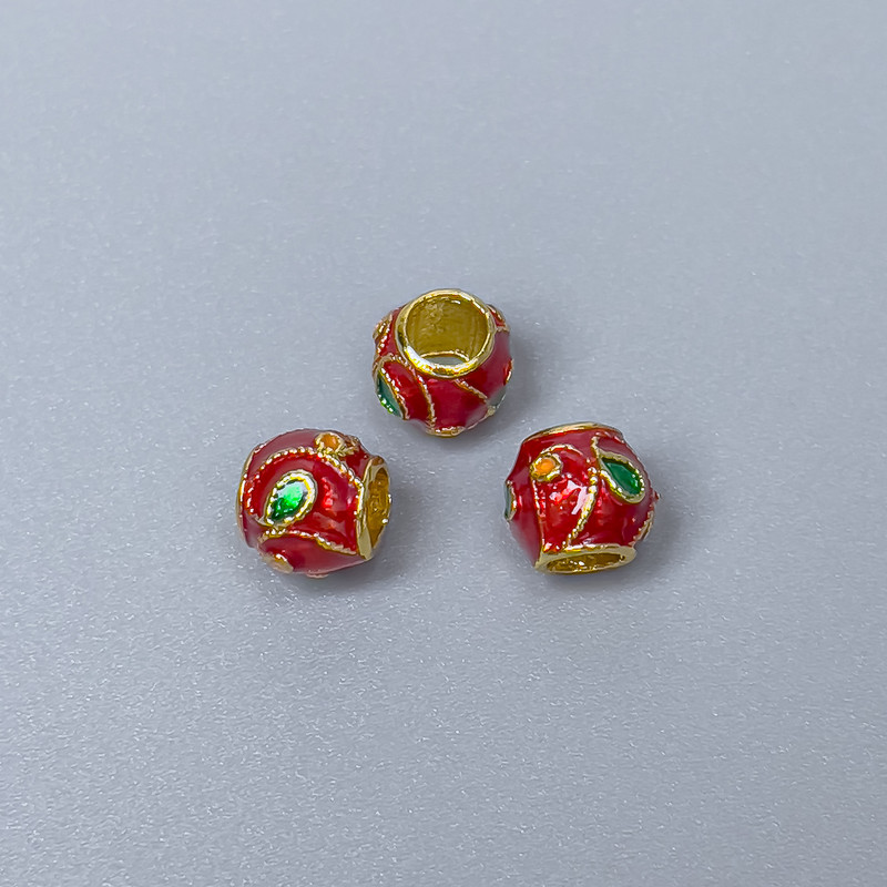 Koralik Cloisonné czerwono-zielony z emalii, średnica 7×7 mm, otwór ok. 3,8 mm, złoty kolor metalu, 1 szt.