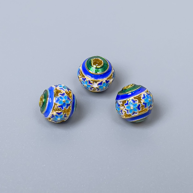 Koralik cloisonné zielono-niebieską emalią, średnica 8 mm, otwór 1,5 mm, złoty kolor metalu, 1 szt.