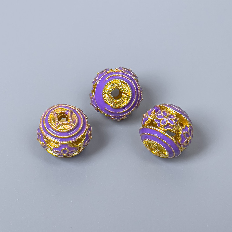 Koralik cloisonné z lilacową emalią, średnica 10 mm ± otwór 1,8 mm, złoty kolor metalu, 1 sztuka