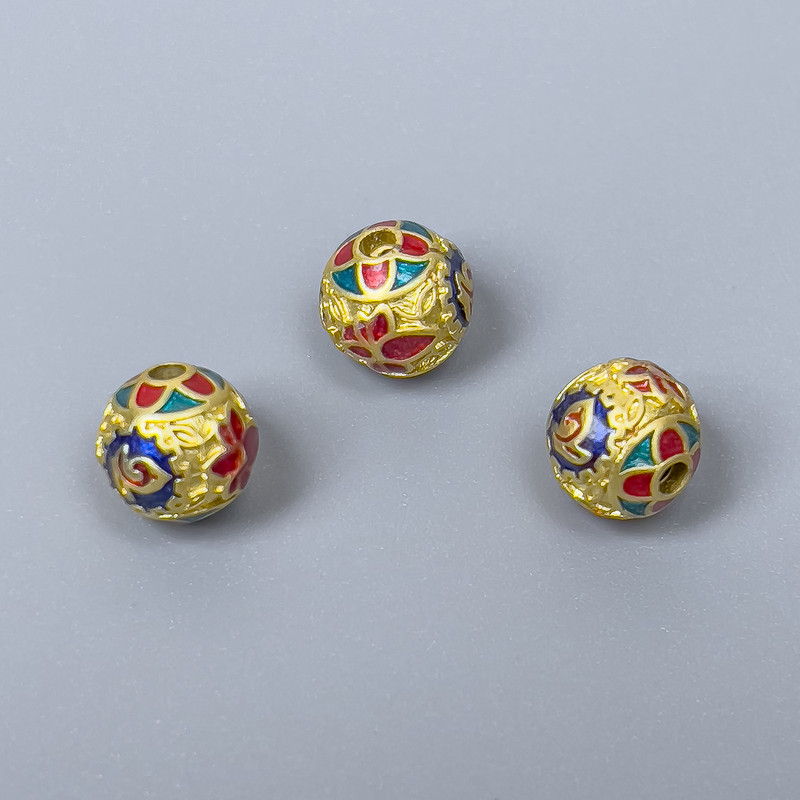 Koralik Cloisonné niebieski, czerwony, turkusowy z emalią, średnica 8 mm ±, otwór 1,5 mm, złoty kolor metalu, 1 sztuka