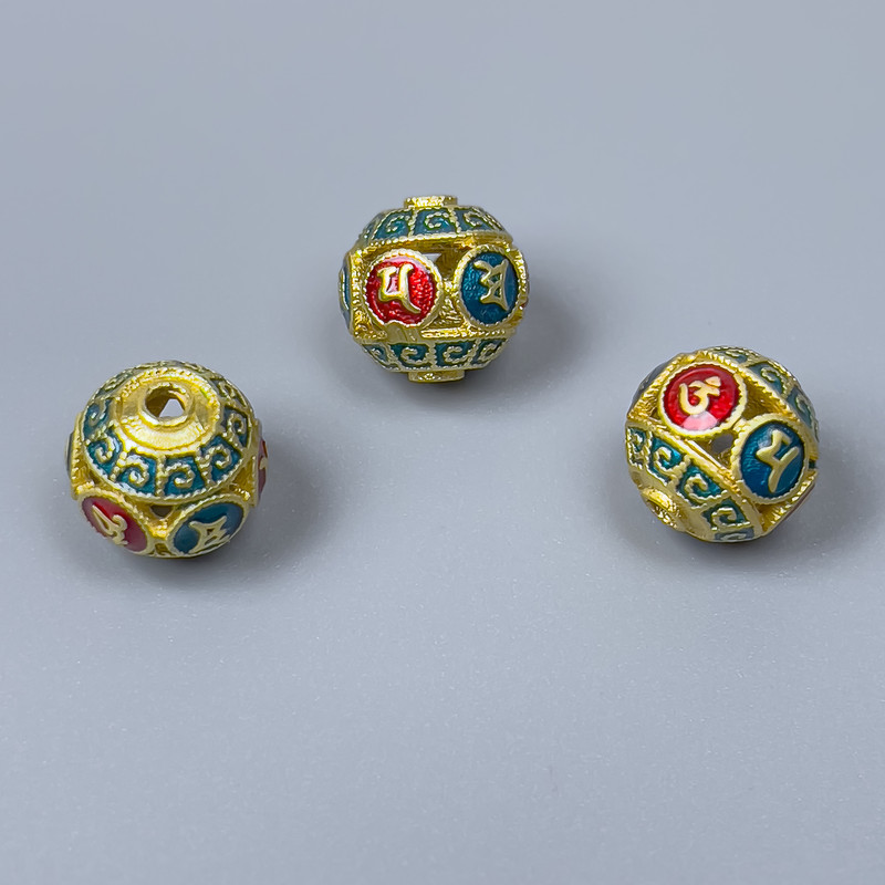 Koralik Cloisonné czerwono-turkusowy, średnica 11 mm ±, otwór 2–3 mm, złoty kolor metalu, 1 szt.