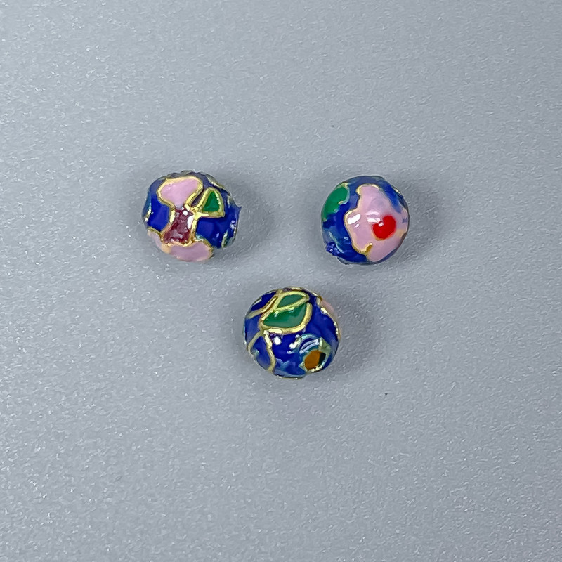 Koralik Cloisonné niebiesko-różowa emalia, średnica 6 mm, otwór 1 mm, złoty kolor metalu, 1 szt.