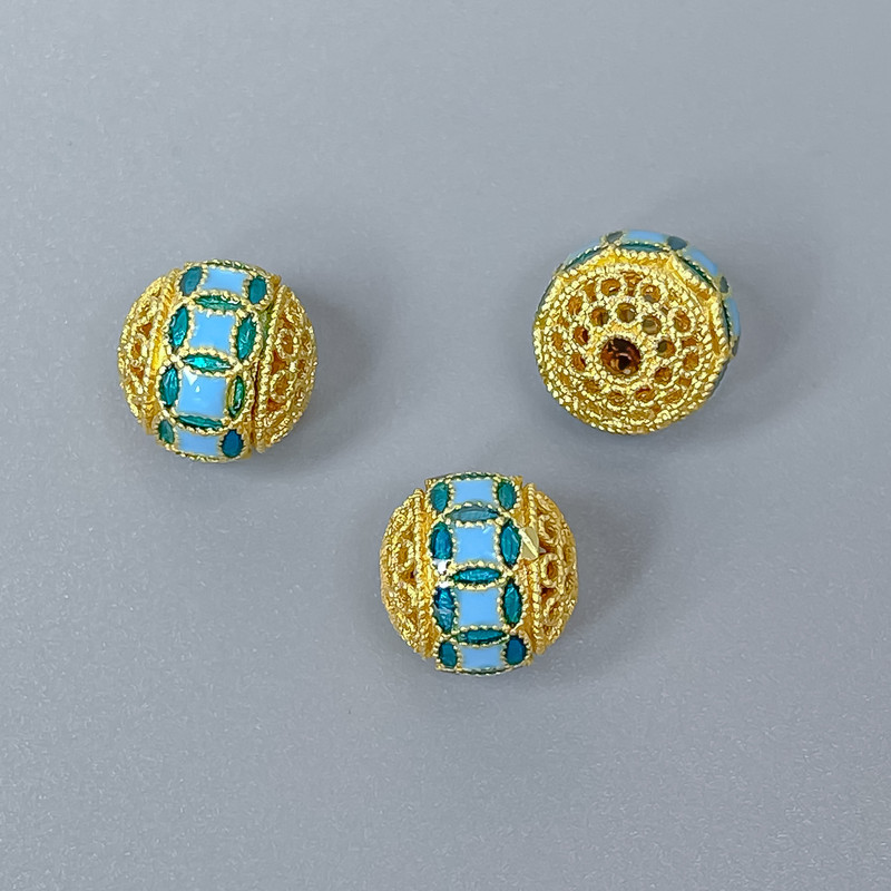 Okucia do biżuterii – koralik cloisonné, błękitna emalia, średnica 10 mm ±, otwór 2 mm, złoty kolor metalu, 1 sztuka