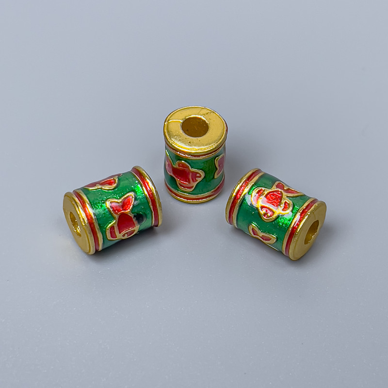 Koralik cloisonné cylindryczny, czerwono-zielona emalia, średnica 7×10 mm, otwór 3 mm, kolor metalu złoty, 1 szt.