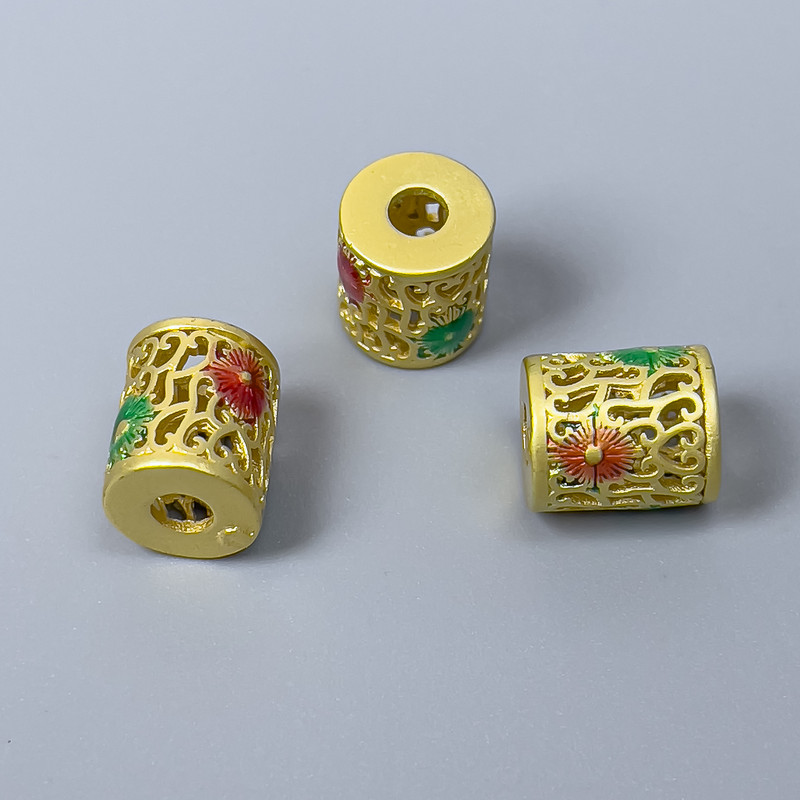 Koralik Cloisonné cylindryczny w kolorach czerwono-zielonych z emalią, średnica 9×10 mm, otwór 3 mm, złoty kolor metalu, 1 szt.