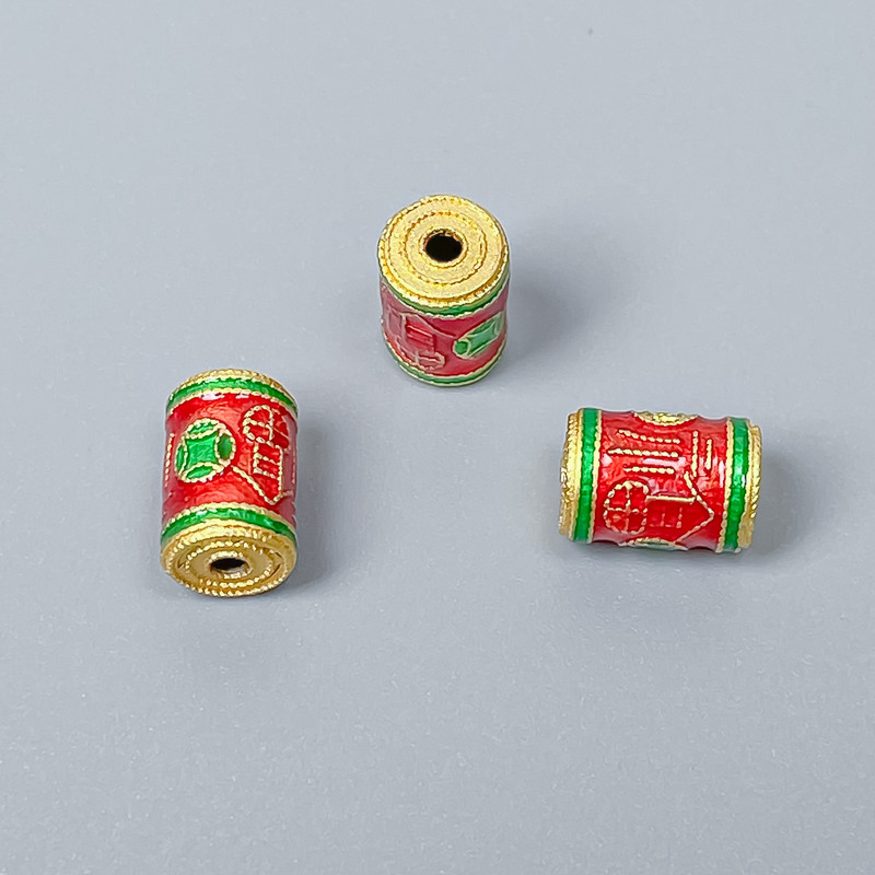 Koralik Cloisonné cylindryczny, czerwono-zielony z emalią, średnica 6×9 mm, otwór 1,5 mm, złoty kolor metalu, 1 szt.