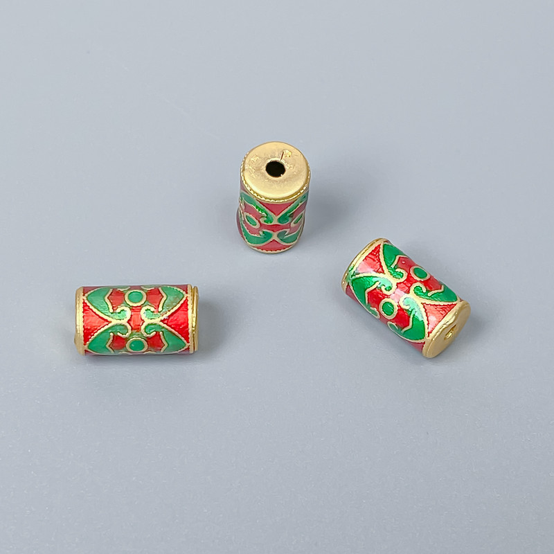 Koralik cloisonné cylindryczny czerwono-zielony emaliowany, średnica 6×11 mm, otwór 1,8 mm, kolor metalu złocisty, 1 szt.