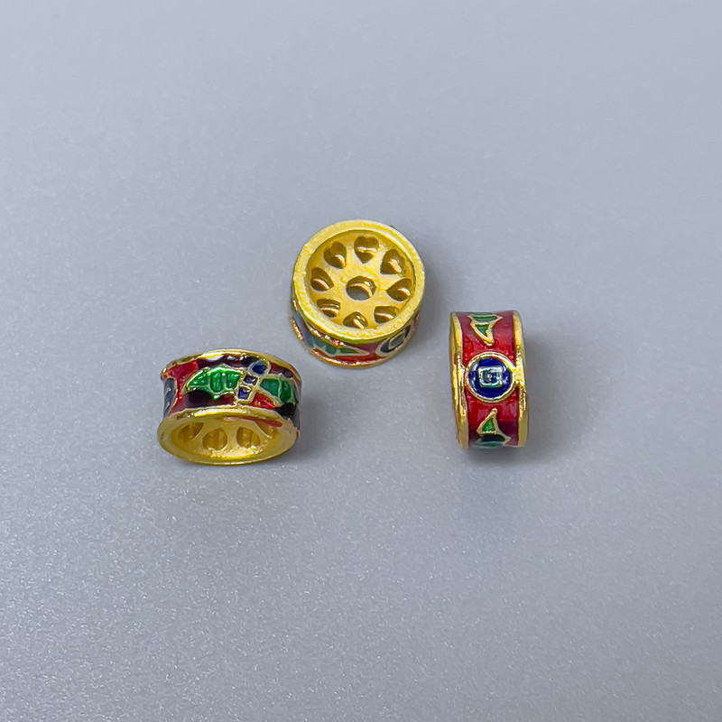 Koralik Cloisonné rondel – czerwony, zielony, niebieski, emalia, średnica 8×4 mm, otwór 1 mm, złoty kolor metalu, 1 sztuka