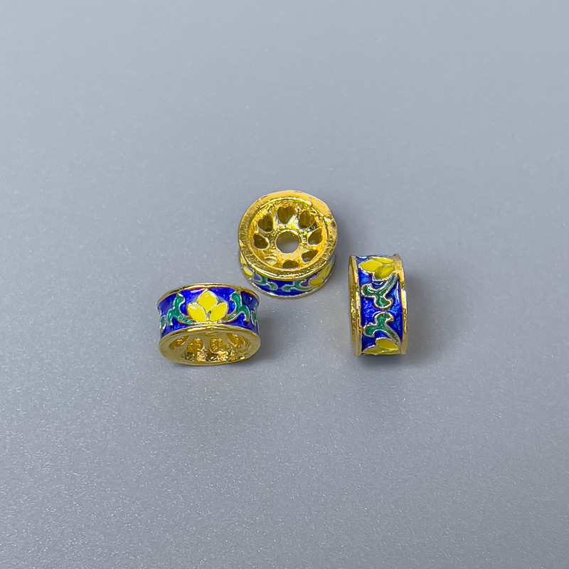 Koralik Cloisonné rondel niebiesko-żółto-zielony z emalią, średnica 8×4 mm, otwór 1,8 mm, złocisty kolor metalu, 1 szt.