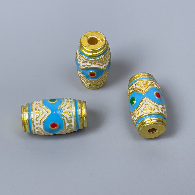 Koralik cloisonné w formie barila – biało-niebiesko-czerwony, emalia, średnica 8x14 mm, otwór 2 mm, złoty kolor metalu, 1 sztuka