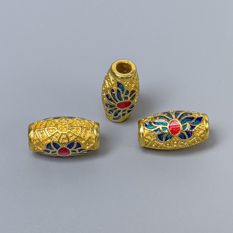 Koralik Cloisonné w kształcie beczki – niebiesko-czerwony, emalia, średnica 8×14 mm, otwór 3 mm, kolor metalu: złoty, 1 szt.