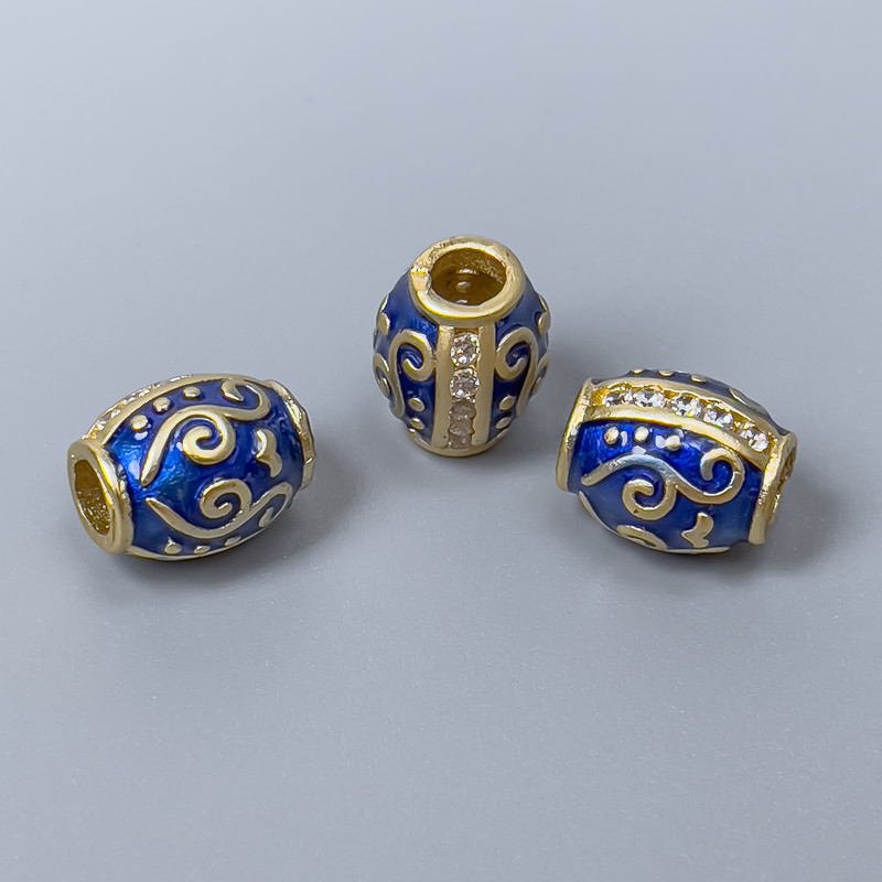 Koralik Cloisonné w formie barilletowej, niebieska emalia, białe kryształy, średnica 10×8 mm, otwór 3 mm, złoty kolor metalu, 1 szt.