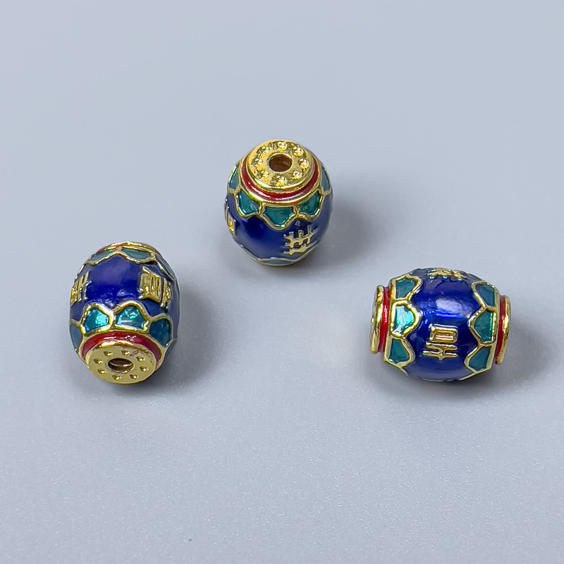 Koralik Cloisonné w formie barila, niebiesko-zielono-czerwony emaliowany, średnica 8×10 mm, otwór ok. 1,5 mm, złoty kolor metalu, 1 szt.