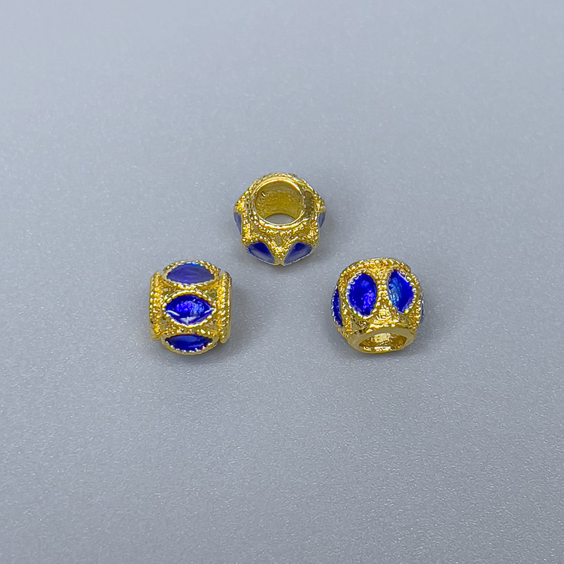 Koralik Cloisonné w niebieskiej emalii, średnica 6×7 mm, otwór około 3,5 mm, złoty kolor metalu, 1 szt.