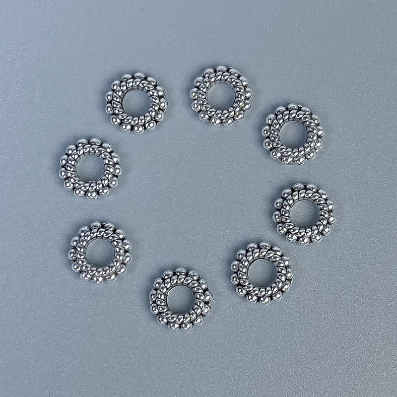 Srebrzysta koralika-wstawka, kolor metalu: srebro, średnica 8×2 mm +- otwór ~3,5 mm +- pakowanie 20 g (~61 szt.)