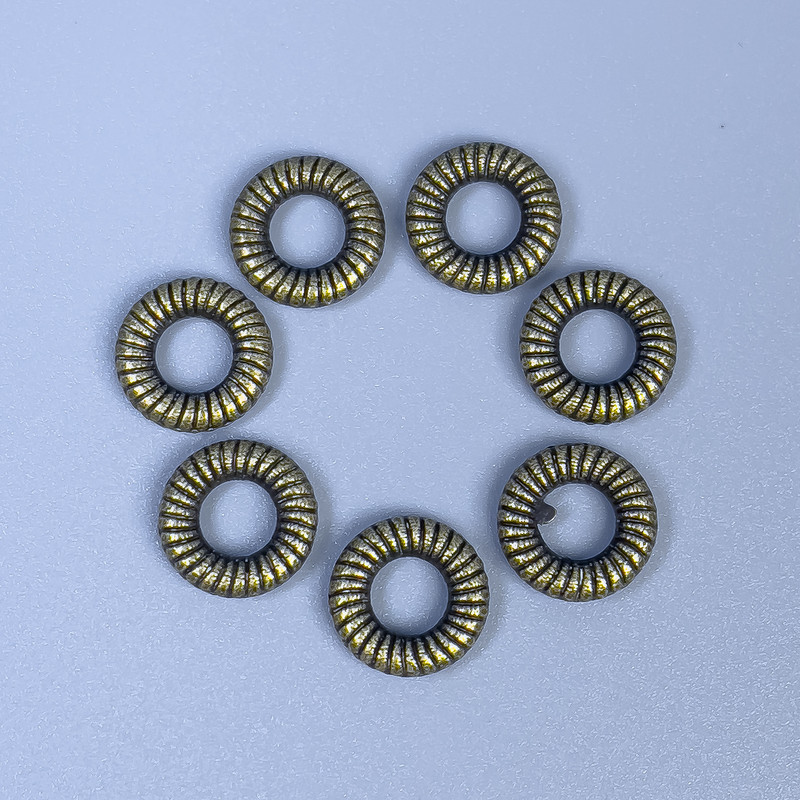 Koralik-wstawka w kolorze metalu brązowym, średnica 9×2 mm ± otwór, średnica 4 mm ± opakowanie 36 szt.