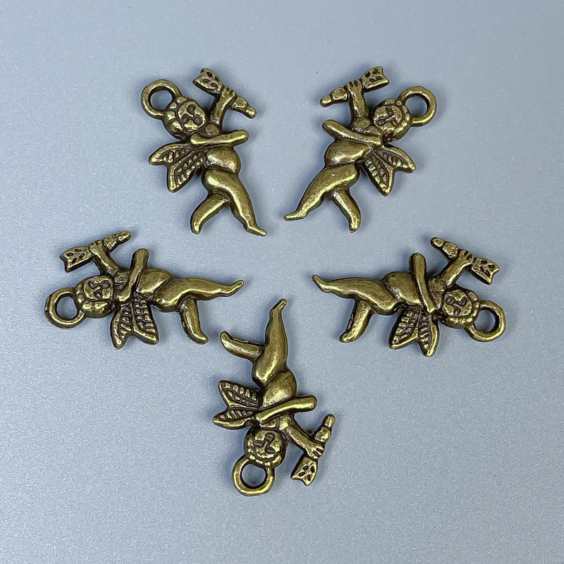 Zawieszka Kupidon w kolorze brązu, wymiary 23×14×3 mm, ± otwór Ø 2,5 mm, opakowanie 20 g (~12 szt.)