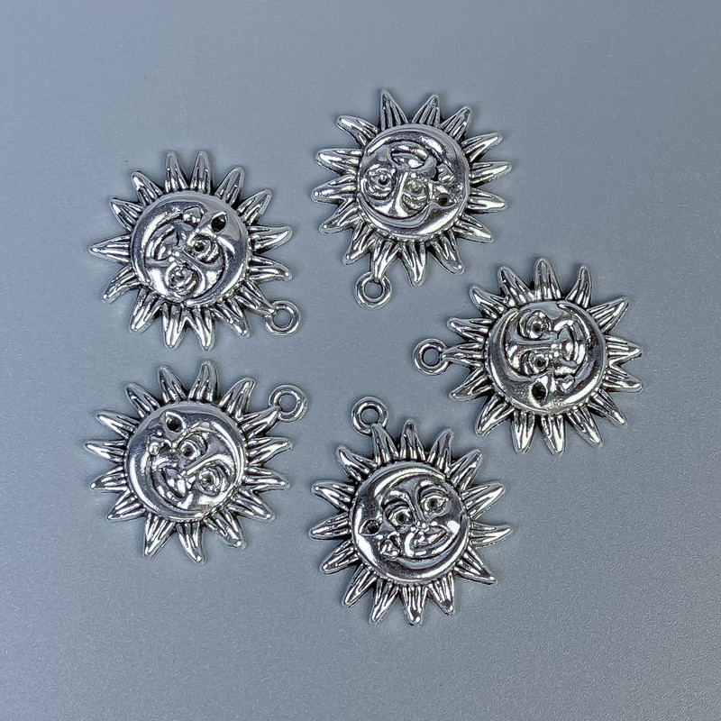 Zawieszka ozdóbka – Słońce i Księżyc, kolor metalu: srebrny, wymiary 20×23×3 mm ± otwór, średnica 1,5 mm ± opakowanie 10 szt.