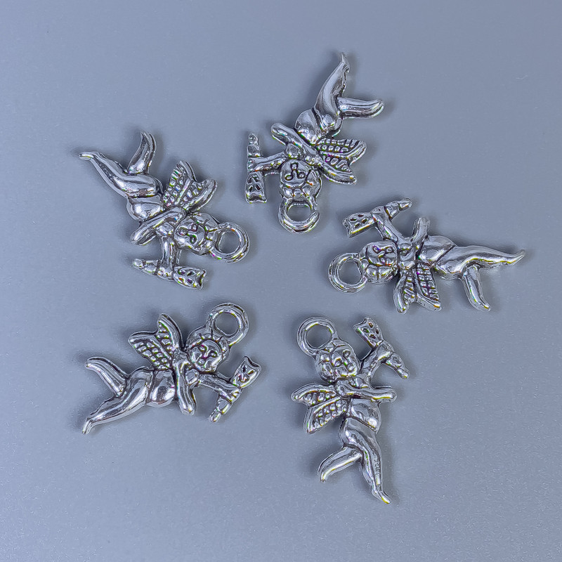 Zawieszka jubilerska Kupidyn, kolor metalu srebro, wymiary 23×14×3 mm, otwór Ø 2,5 mm, opakowanie 20 g (~12 szt.)