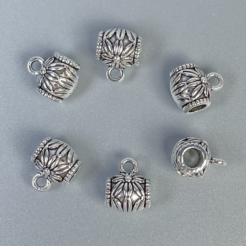 Zawieszka bajl w kolorze srebra, rozmiary 8×7×10 mm, średnica otworów ok. 3 mm i ok. 1,5 mm, opakowanie 10 szt.