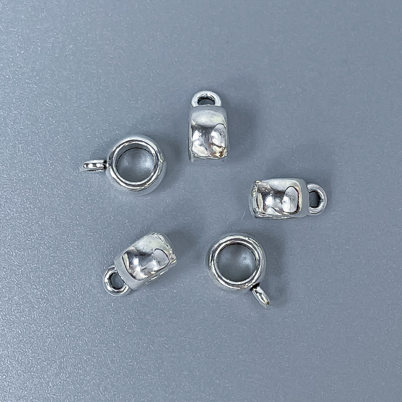 Zawieszka bail w kolorze srebrnym, wymiary 9×6×4 mm ±, otwory Ø 3,8 mm ±, Ø 1,5 mm ±, opakowanie 40 szt.