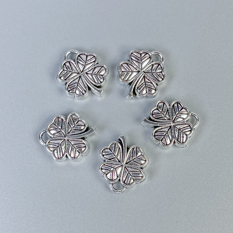 Zawieszka bajl w kształcie koniczyny, kolor metalu srebrny, wymiary 13x16x4 mm ±, otwory Ø 1,5 mm ±, Ø 1 mm ±, opakowanie 20 g (~