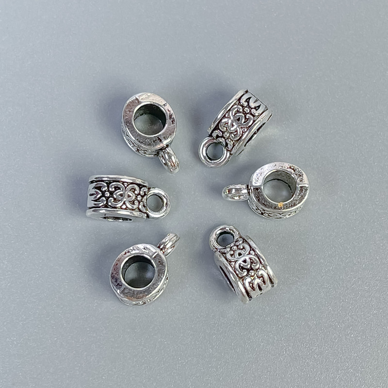 Zawieszka bail, kolor metalu: srebrny, wymiary 10×5×6 mm ±, otwory: średnica 4 mm ±, średnica 2 mm ±, opakowanie 20 g (~28 szt.)